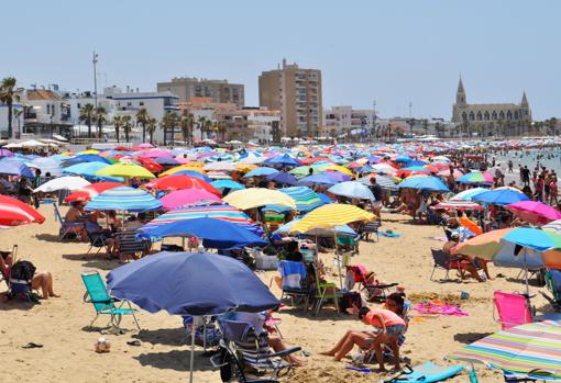 Playa de Regla de Chipiona con el santuario de lla Virgen de Regla al fondo