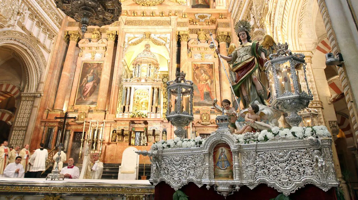 San Rafael, en el altar mayor de la Catedral de Córdoba