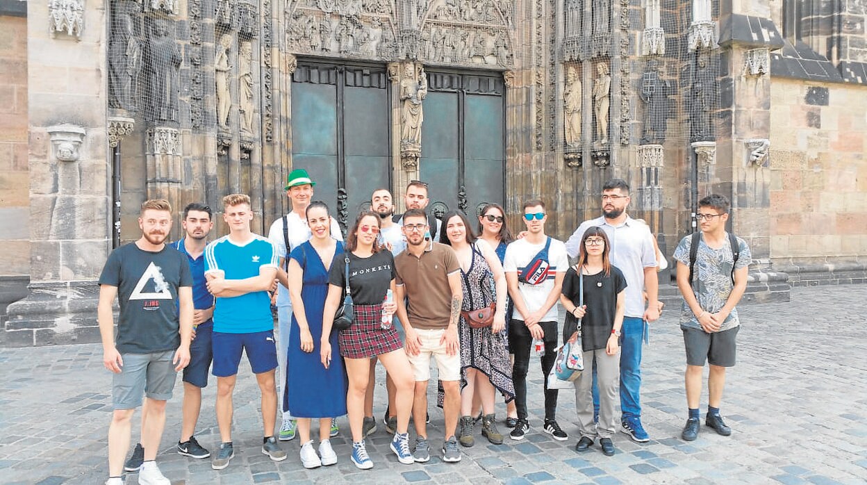 Jóvenes cordobeses del programa JobExpert posan ante la iglesia de San Lorenzo de Nuremberg