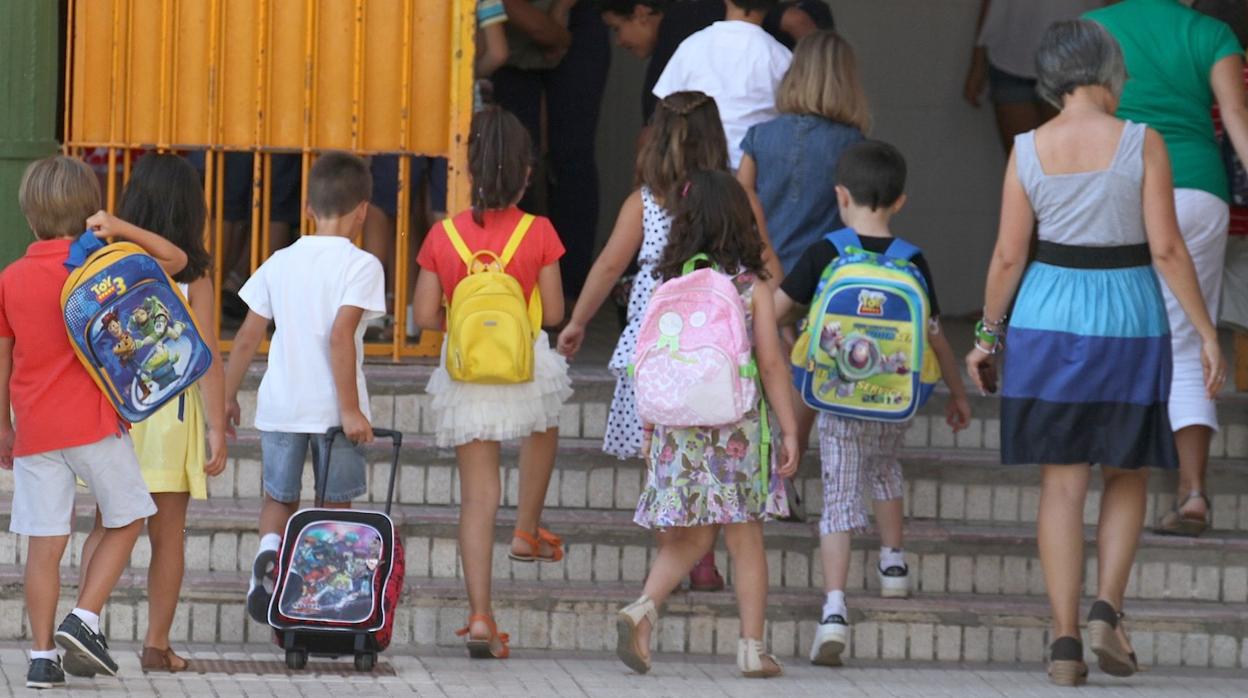 Un grupo de alumnos accede a un centro escolar de Huelva