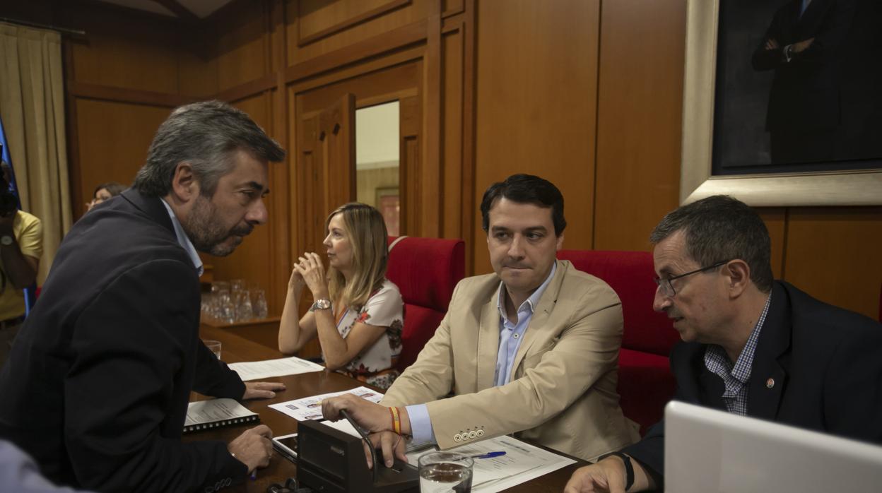 José María Bellido, en el centro, en el Pleno de ayer