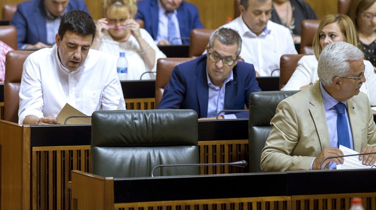 José Muñoz, en el centro de la imagen trabajando desde su escaño en el Parlamento en la anterior Legislatura// En vídeo: Susana Díaz muestra su desconsuelo por esta muerte