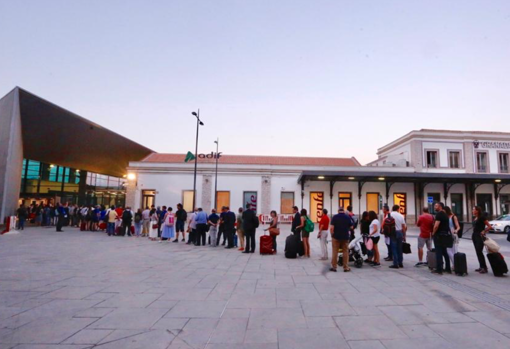Cola de viajeros fuera de la estación para coger el AVE.