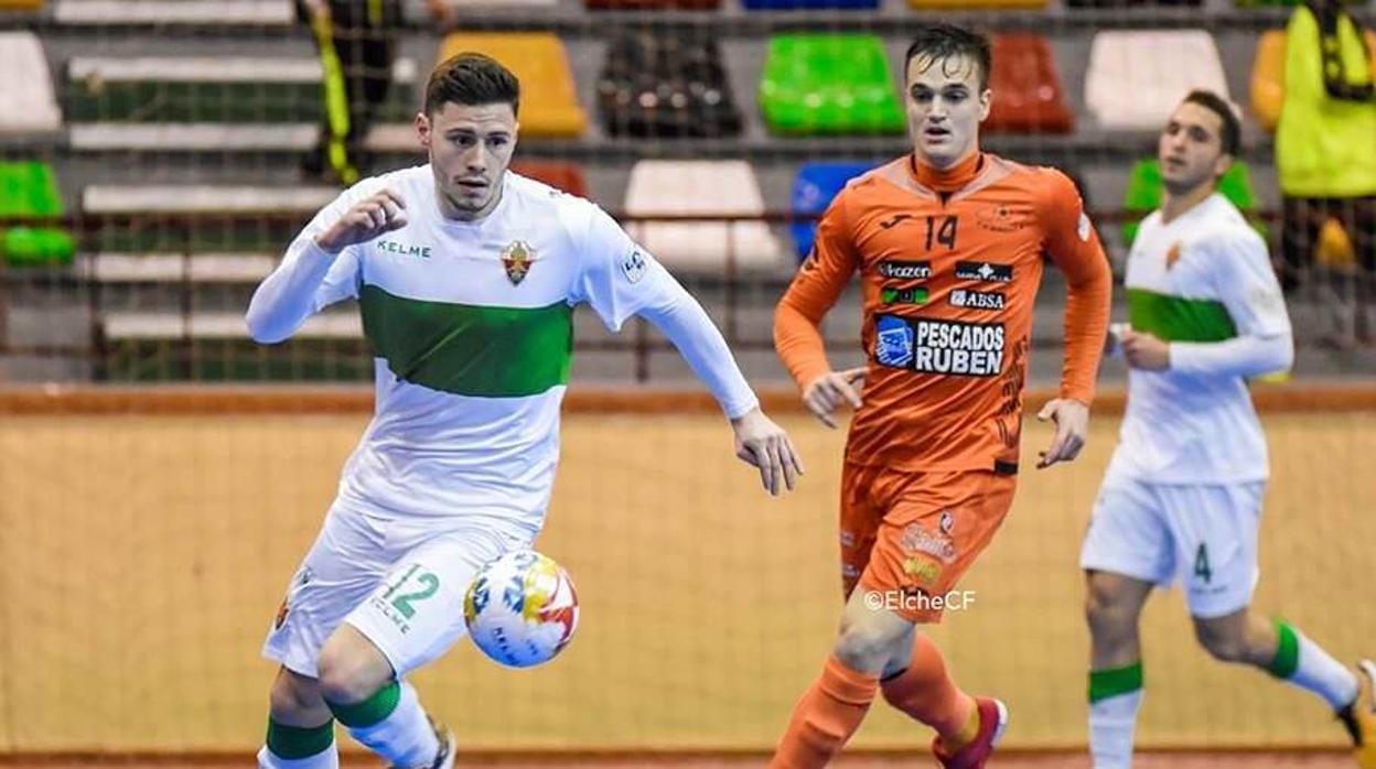 El pívot Cristian Cárdenas se prepara para controlar el balón