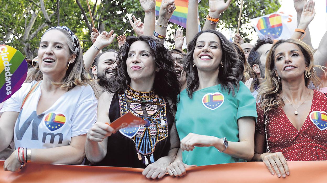 Rocío Ruiz, con camiseta negra, junto a Inés Arrimadas