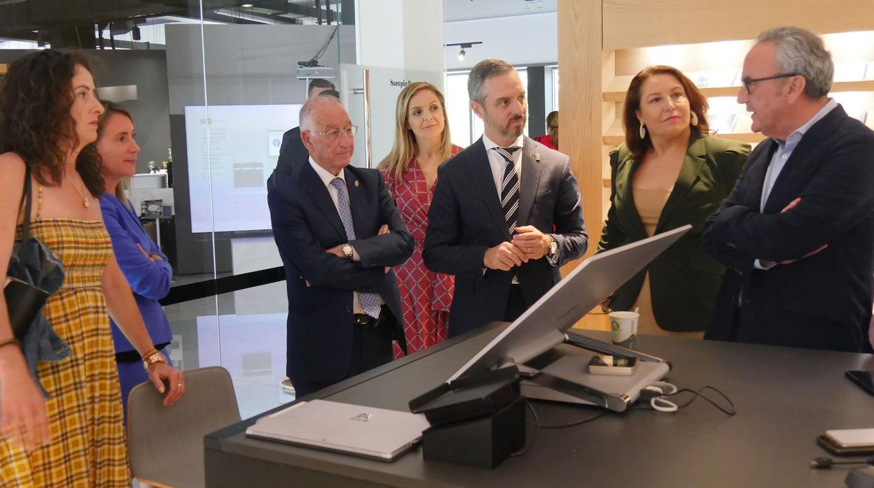 Representantes del Gobierno Andaluz han conocido el proyecto de ampliación de Cosentino