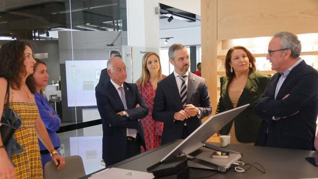 Cosentino, «ejemplo de éxito» para la Junta, que cambiará la norma para agilizar los trámites