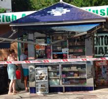 El toldo del kiosko calcinado tras el incendio
