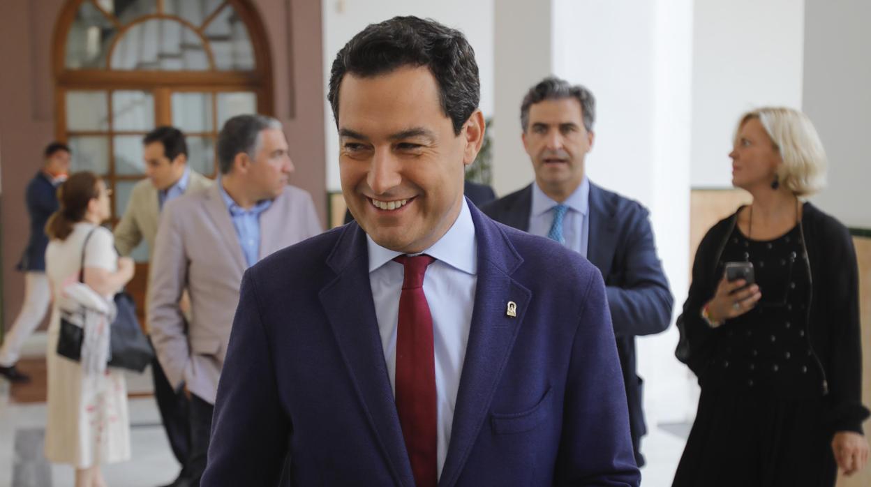 El presidenete de la Junta, Juanma Moreno, en el Parlamento tras la aprobación del Presupuesto 2019