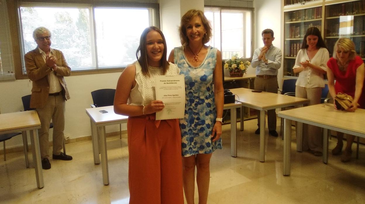 Alba Pérez junto a la Delegada de Educación, Inmaculada Troncoso