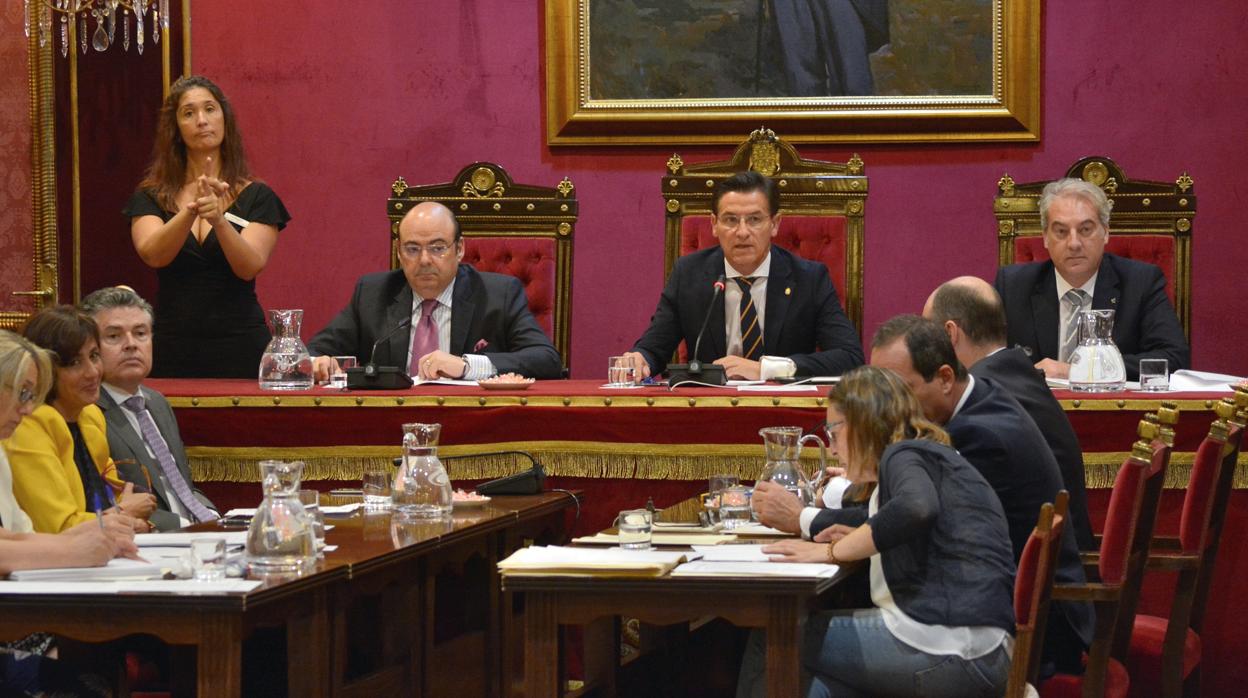 El Ayuntamiento de Granada ha celebrado este viernes el pleno de organización.