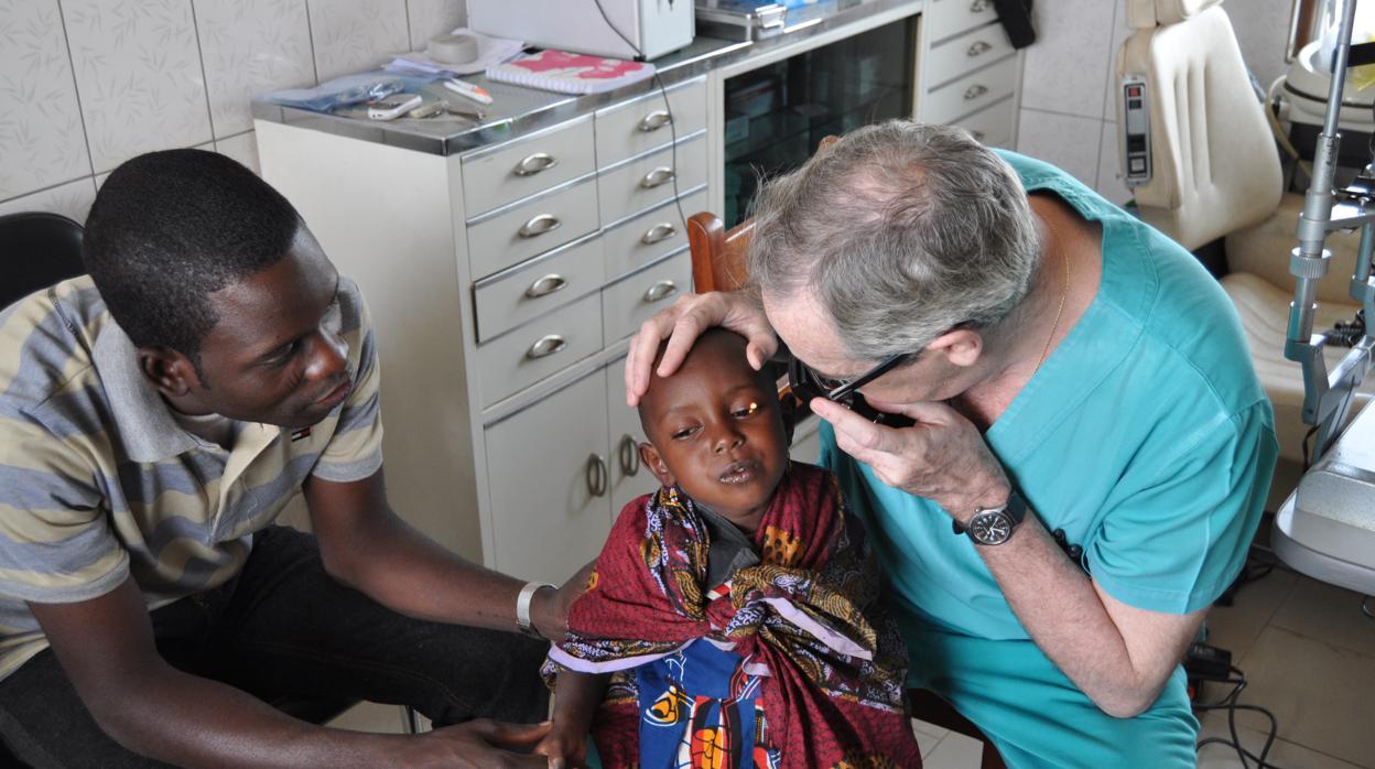 El oftalmólogo Juan Manuel Laborda observa los ojos de un niño