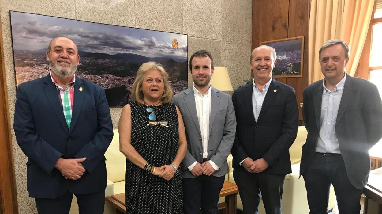 Julio Millán, en el centro, flanqueado por representantes de la Cofradía de Nuestro Padre Jesús