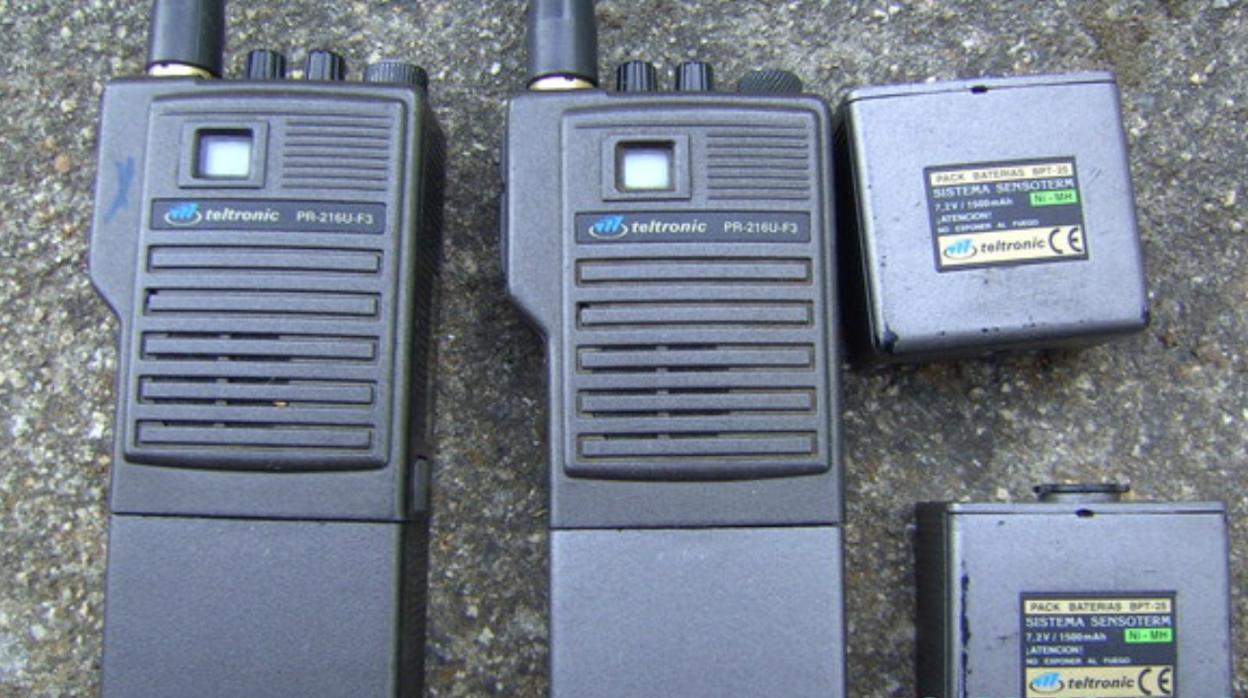 Imagen facilitada por los bomberos de los radio teléfonos obsoletos que usan