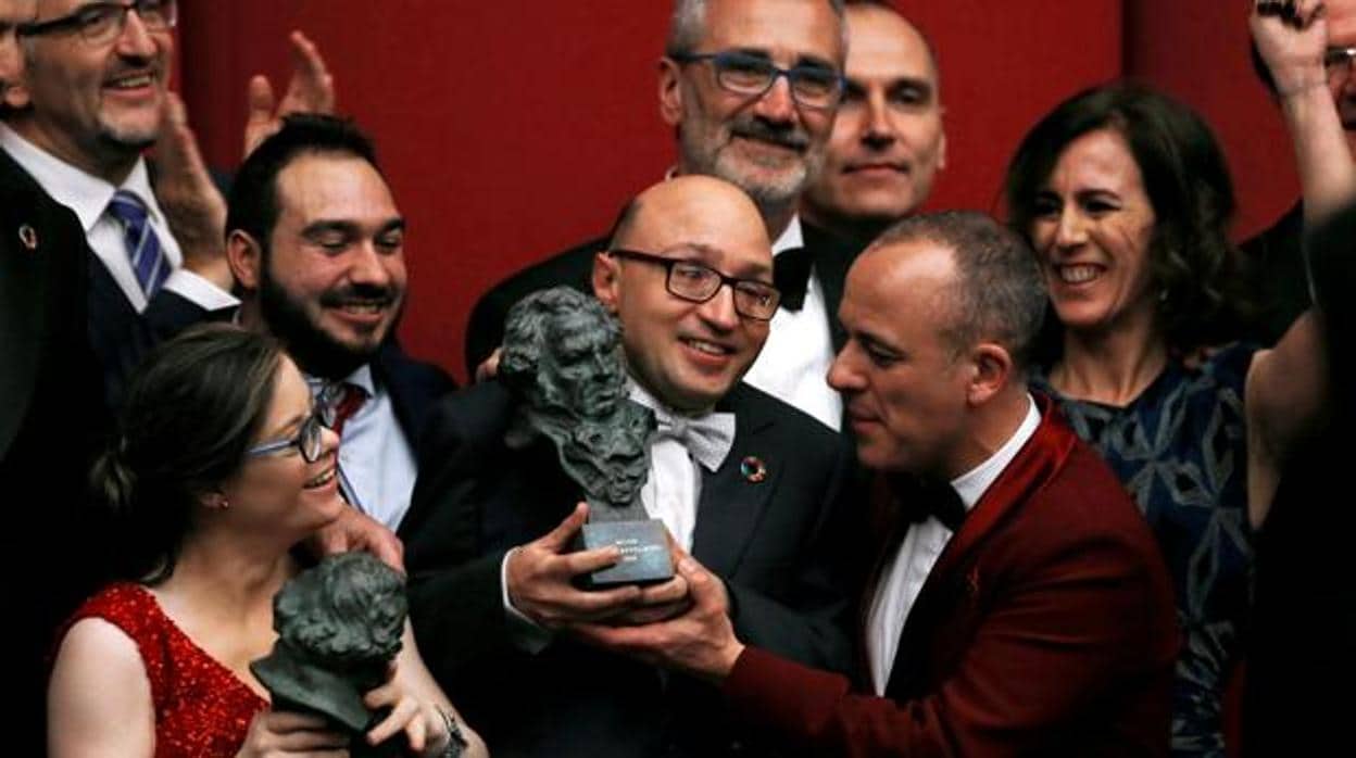 Jesús Vidal junto a sus compañeros de «Campeones» tras ganar el Goya a mejor Actor Revelación y Película