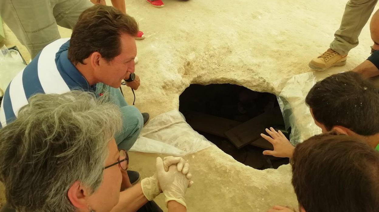 Arqueólogos en la entrada a la necrópolis de la Beleña, en Cabra