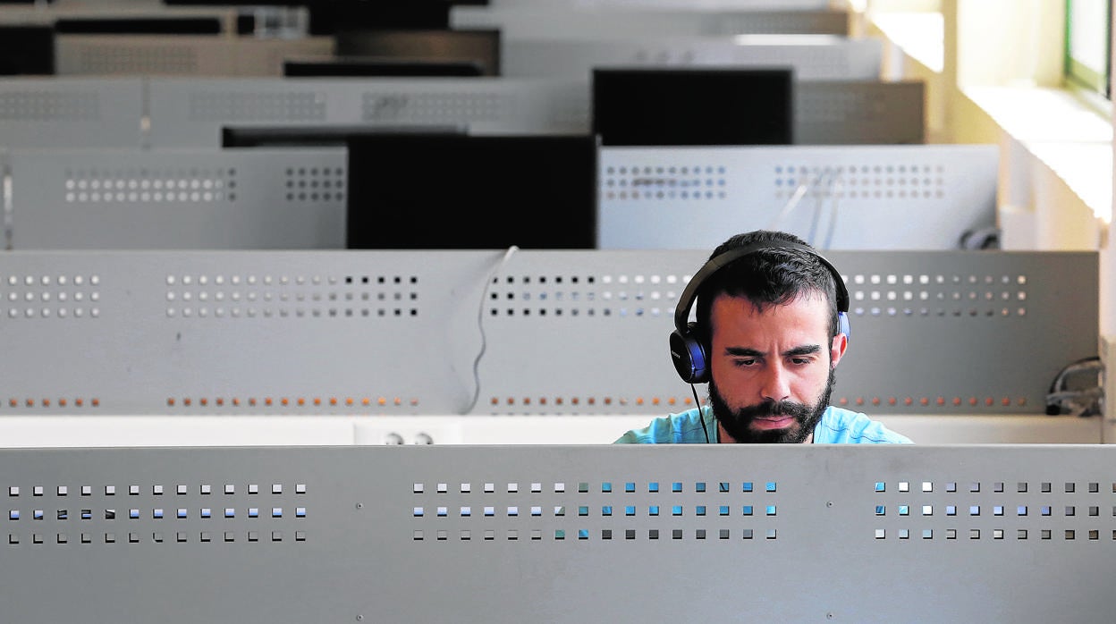 Un alumno en el aulario del campus Rabanales