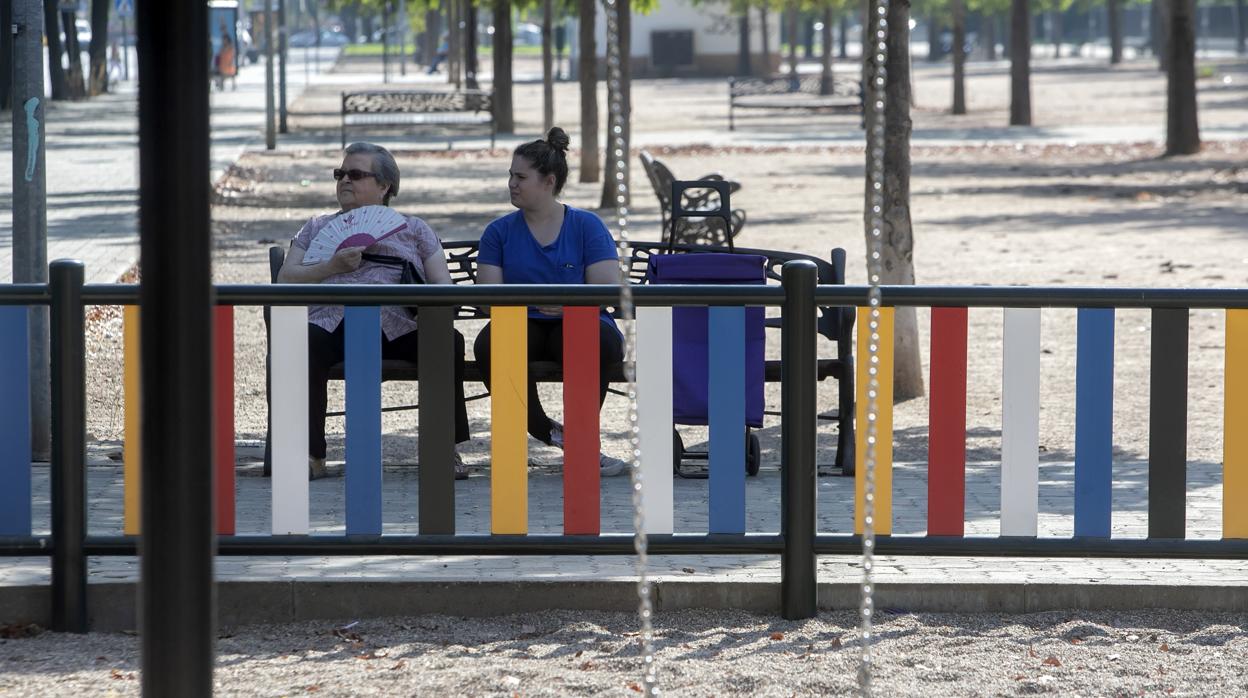 Dos vecinas en el barrio cordobés de la Fuensanta