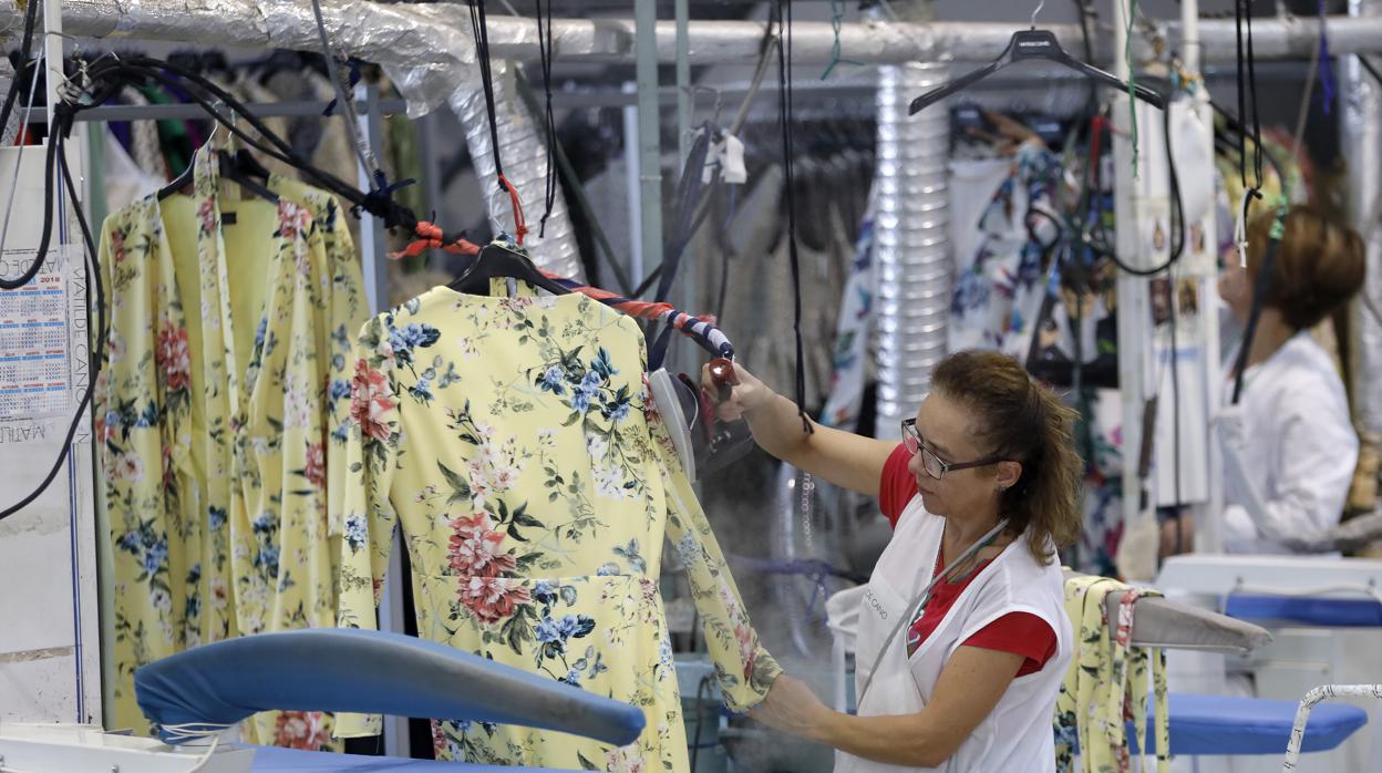 Una mujer en una lavandería de Córdoba