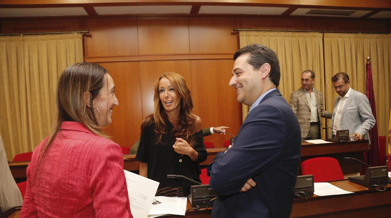 Paula Badanelli, a la izquierda, conversa con el alcalde durante un Pleno de Córdoba