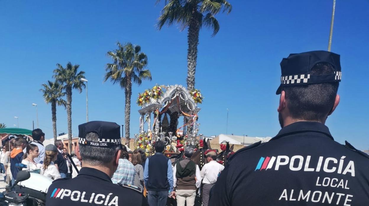 Policías locales de Almonte realizan su servicio durante la Romería del Rocío