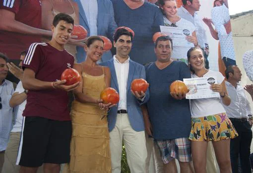 La bailaora Sara Baras junto al alcalde de Coín, Francisco Santos, y la familia de agricultores ganadora del concurso.
