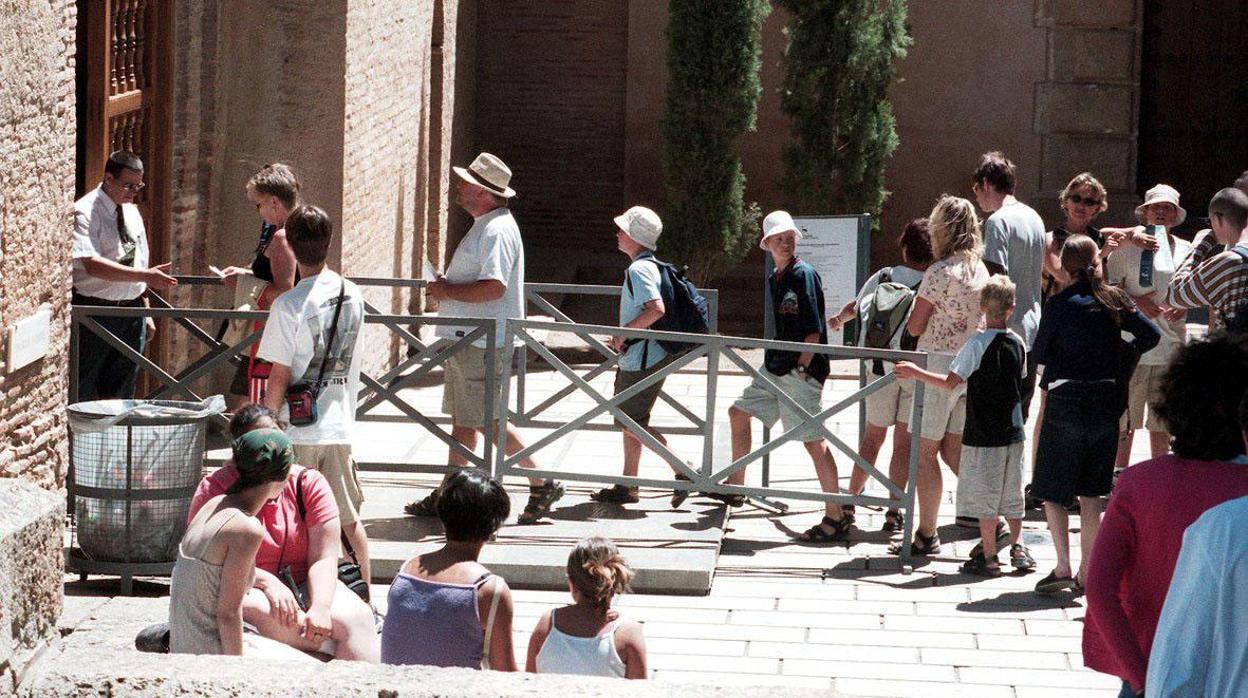 Cola de turistas para acceder a la Alhambra