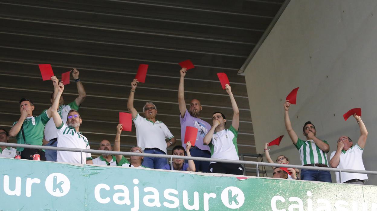 Aficionados del Córdoba CF protestan en medio de un partido