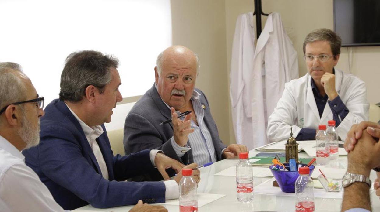 El consejero de Salud y el alcalde de Sevilla, junto a los portavoces sanitarios en una reunión mantenida