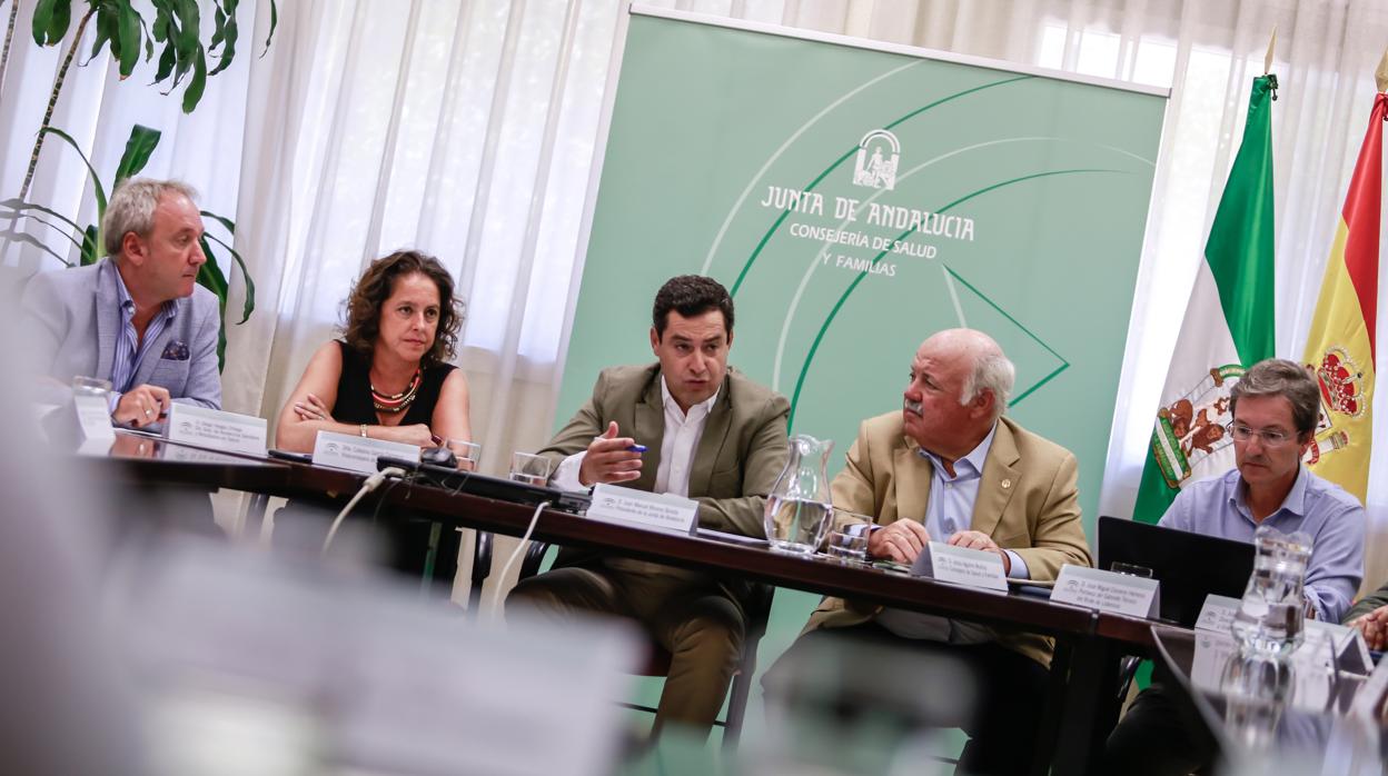 Juan Manuel Moreno Bonilla, Presidente de la Junta de Andalucía, y Jesús Aguirre, Consejero de Salud y Familias, asisten a la reunión del gabinete de seguimiento del brote de listeriosis (Archivo)
