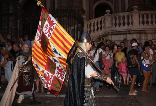 Un miembro de la Guarida Real desfila con la insignia de la Corona de Castilla