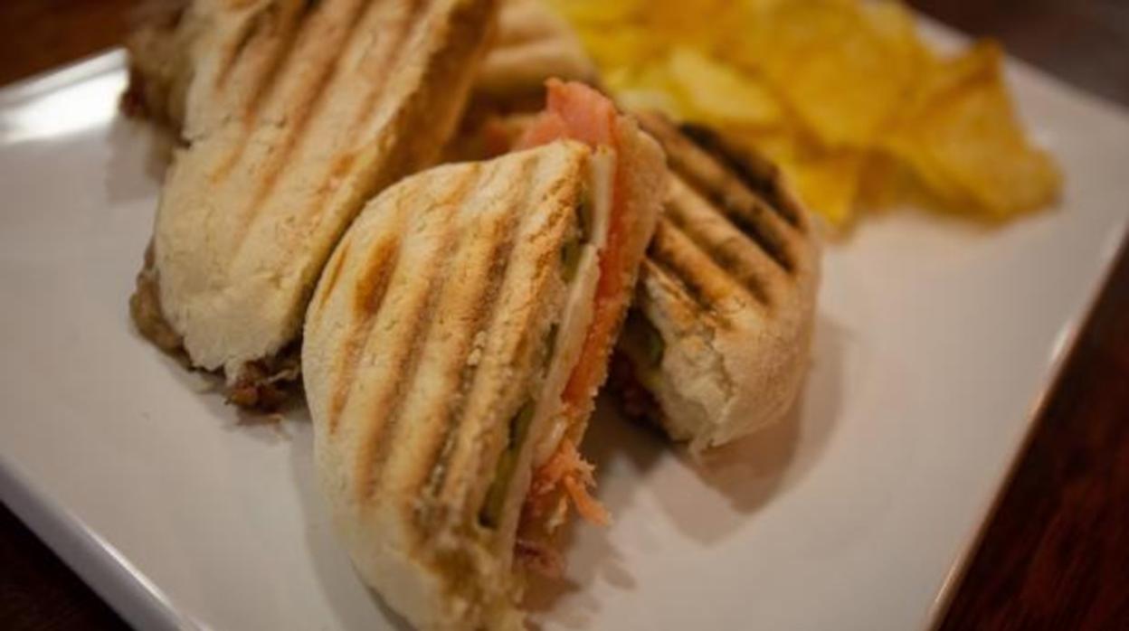 Varios montaditos de carne mechada