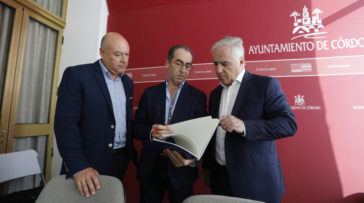 El delegado de Gestión, Antonio Álvarez, junto a su equipo del área