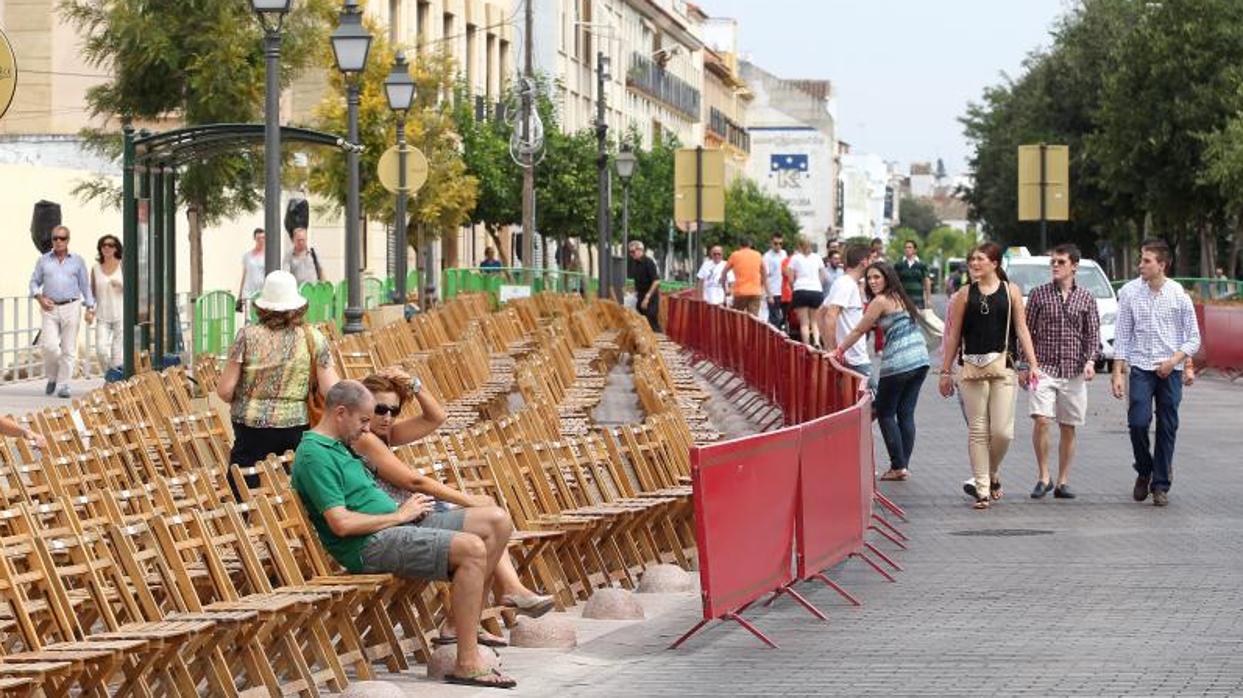 Colocación de las sillas para el último viacrucis magno