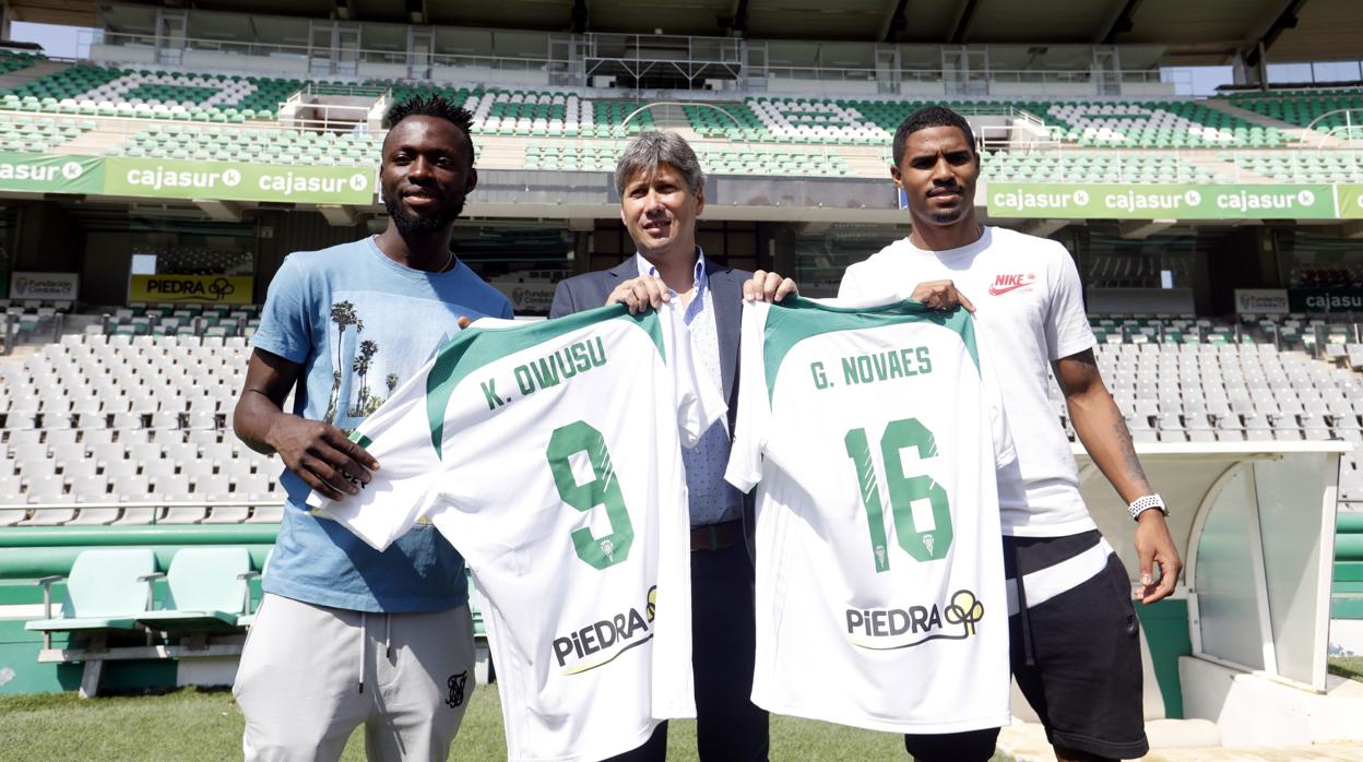 El dirctor deportivo del Córdoba en la presentación de Owusu y Novaes