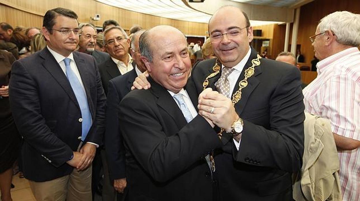 El exalcalde José Torres Hurtado, hoy investigado, junto al todavía presidente del PP de Granada, Sebastián Pérez. en una imagen de archivo.
