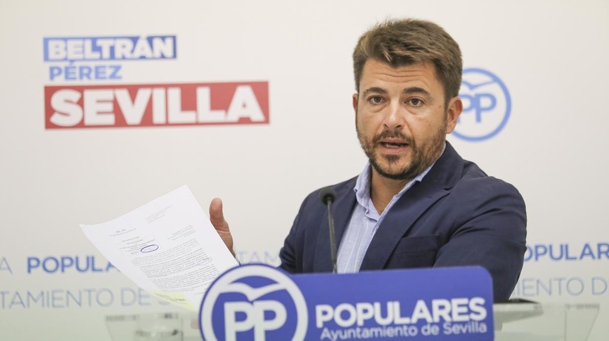 El portavoz municipal del PP, Beltrán Pérez, durante su comparencia en rueda de prensa