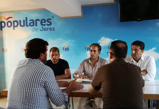 Los populares con los representantes taurinos