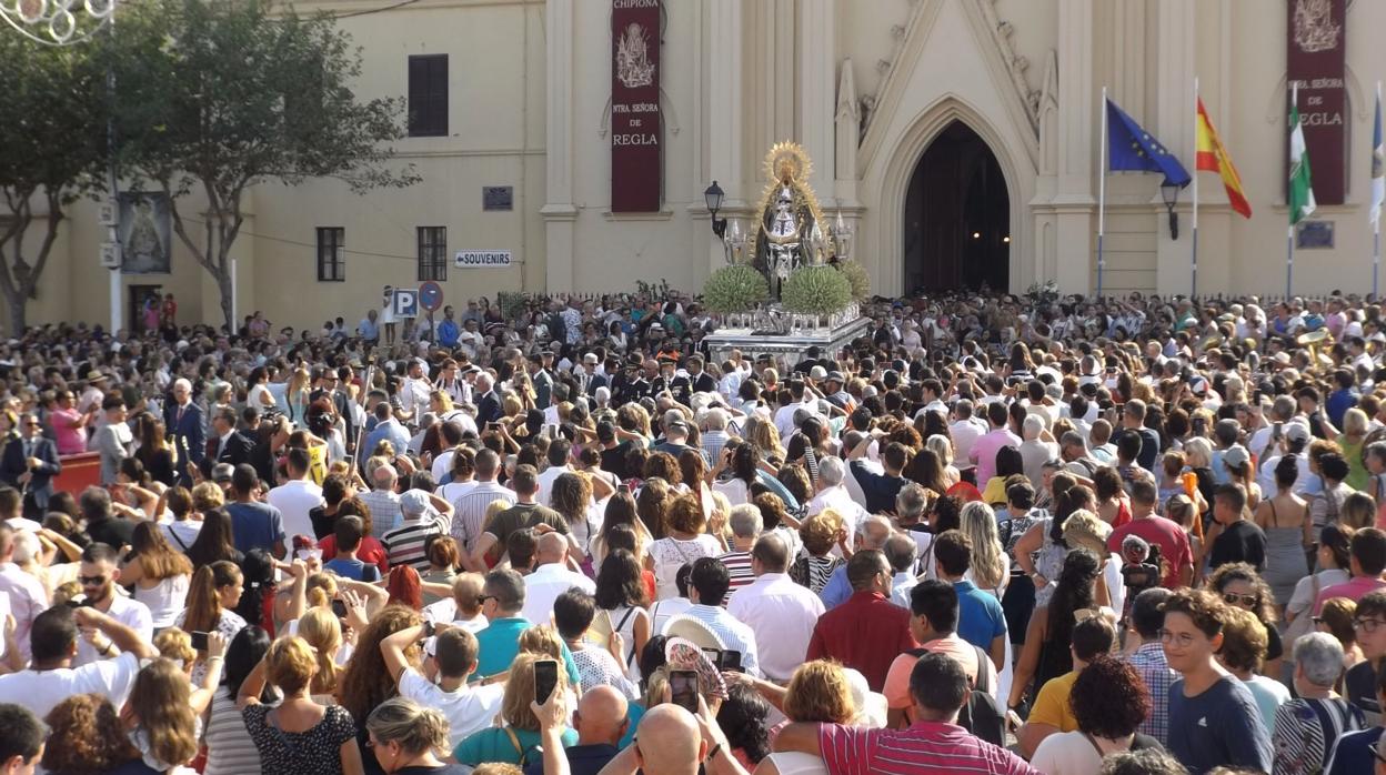 Momento de la salida de la Virgen de Regla desde el santuario de Chipiona