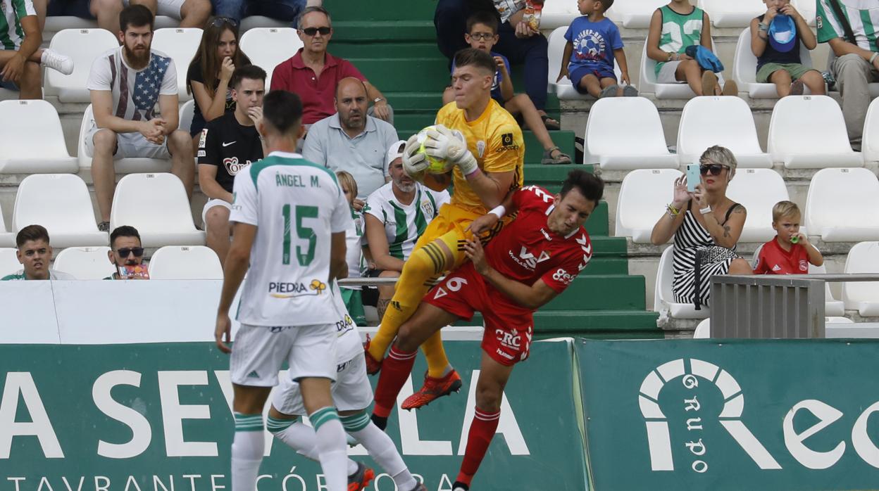 Becerra ataja un balón en el partido de ayer