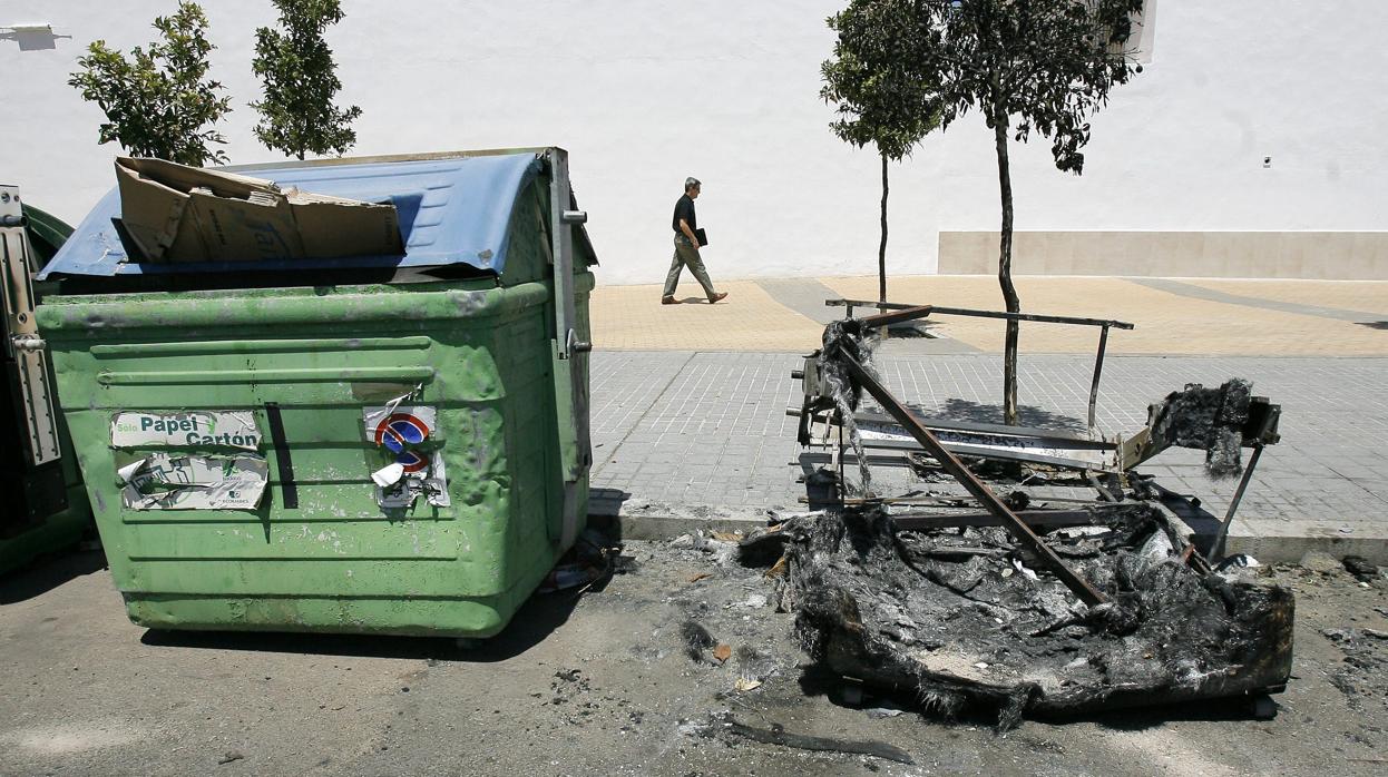 Un contenedor quemado en Córdoba en una imagen de archivo