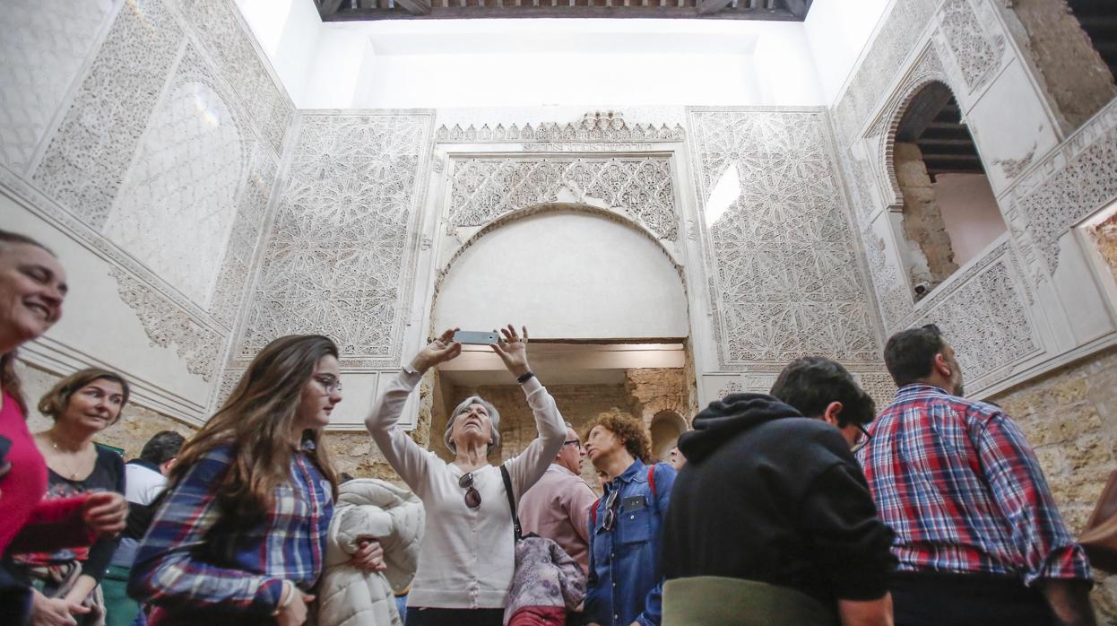 Un grupo de turistas visitan la Sinagoga