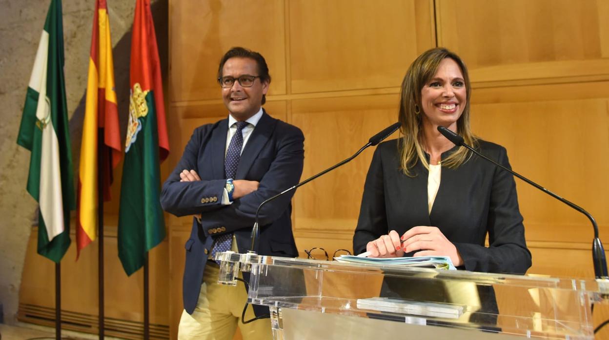 La directora de la Alhambra, Rocío Díaz, junto al delegado de Cultura, Antonio Granados.