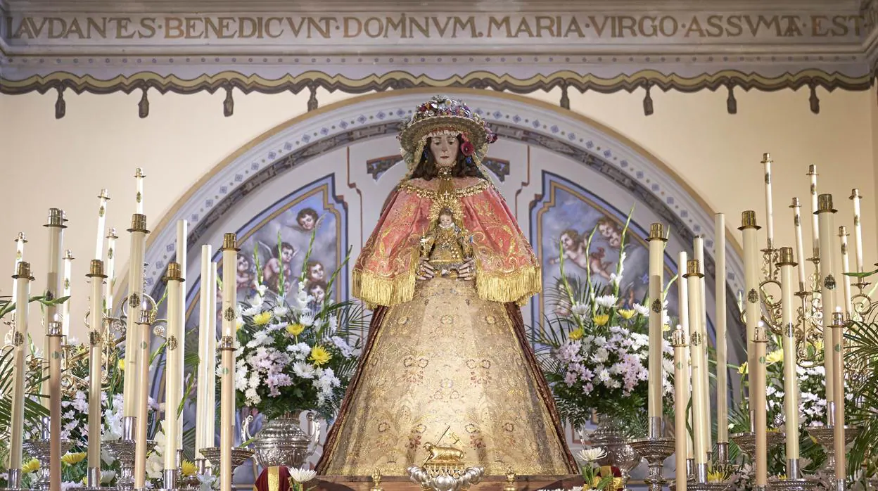 La Virgen del Rocío con sus galas de Pastora en el altar de la Parroquia de la Asunción,