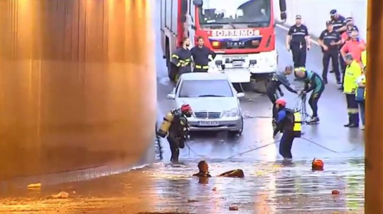 Equipo de rescate en el tunel inundado por el temporal.