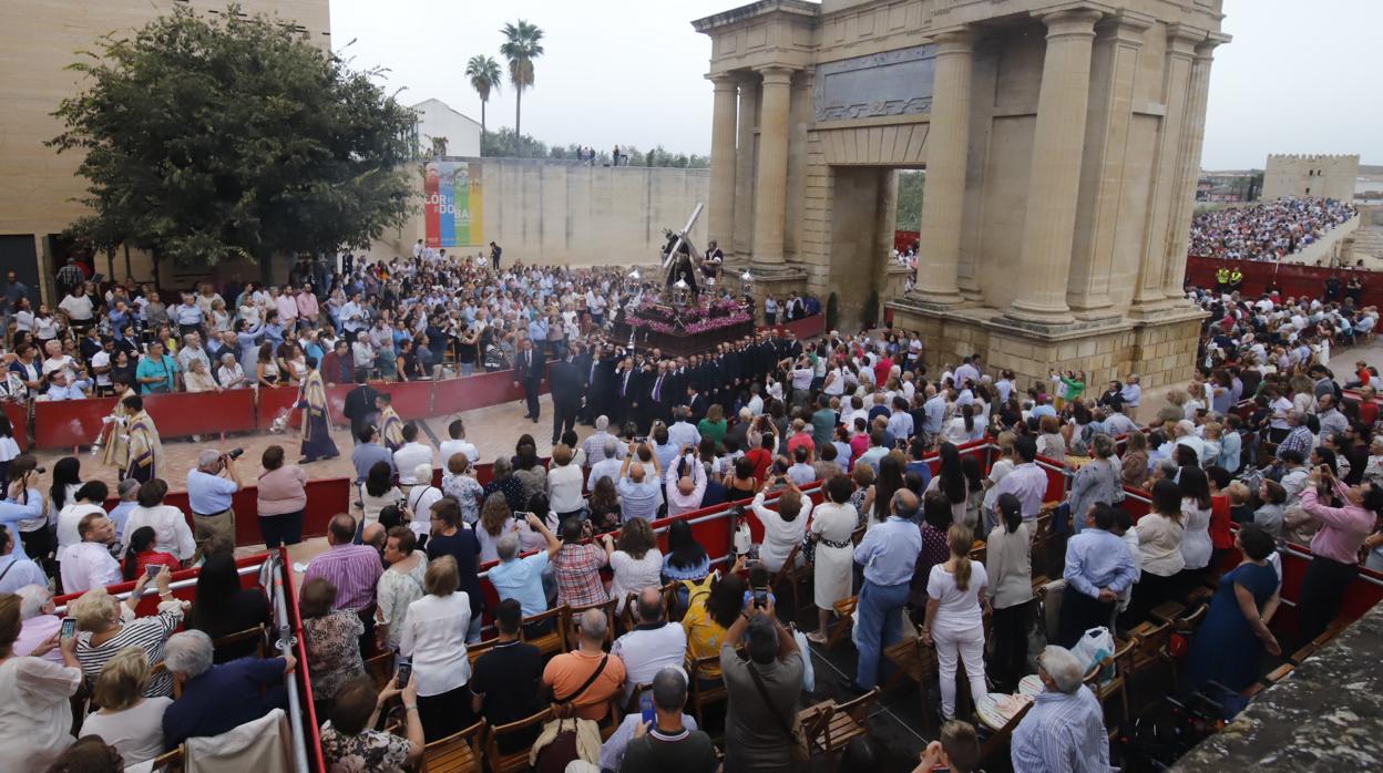 Jesús Nazareno de Espejo entrando en el itinerario oficial