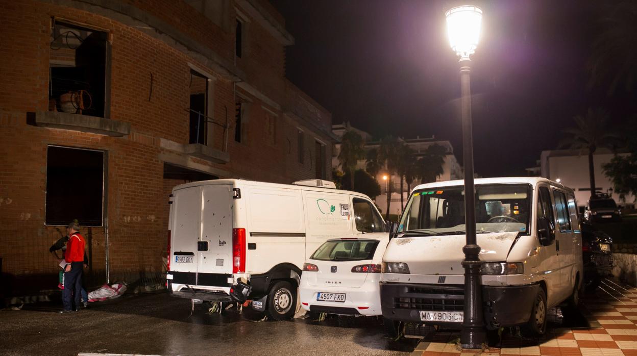 Vehículos arrastrados por la riada en Alhaurín El Grande (Málaga)