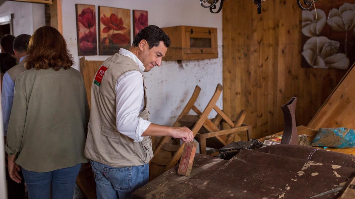 El presidente andaluz visitando una de las viviendas afectadas en Alhaurín el Grande