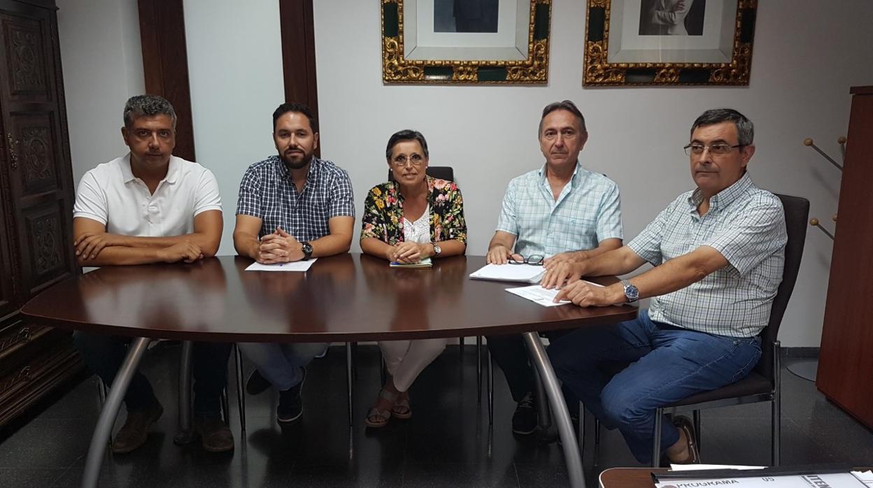 Firma del acuerdo entre el Ayuntamiento de Aguilar y la comunidad de regantes de la localidad