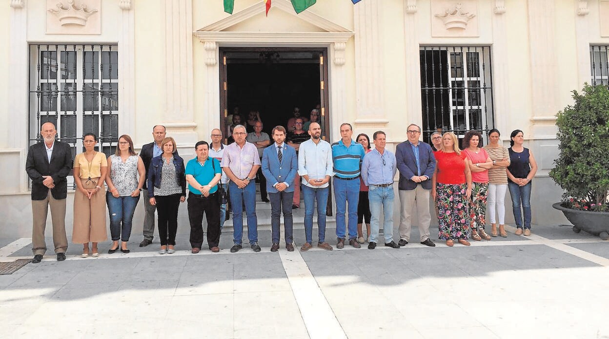 El alcalde de Cabra junto al resto de la corporación municipal, frente al Ayuntamiento